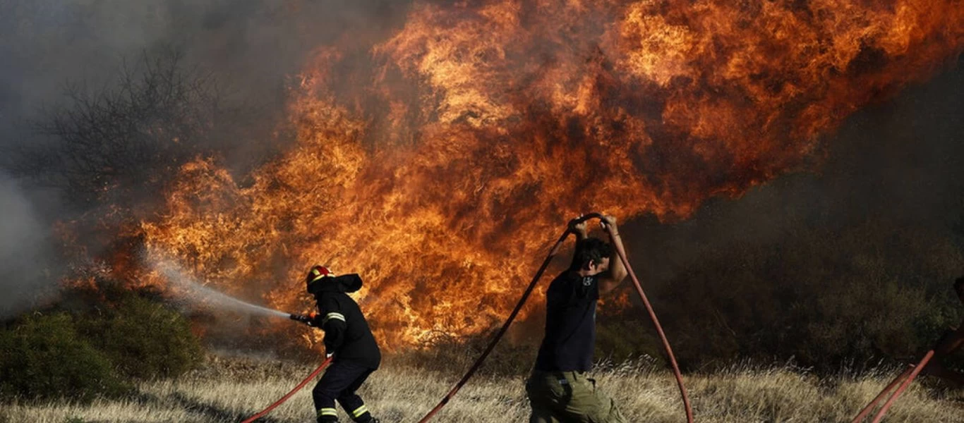 Μεγάλη φωτιά στην Κεφαλονιά: Εκκενώθηκαν 3 οικισμοί (upd)